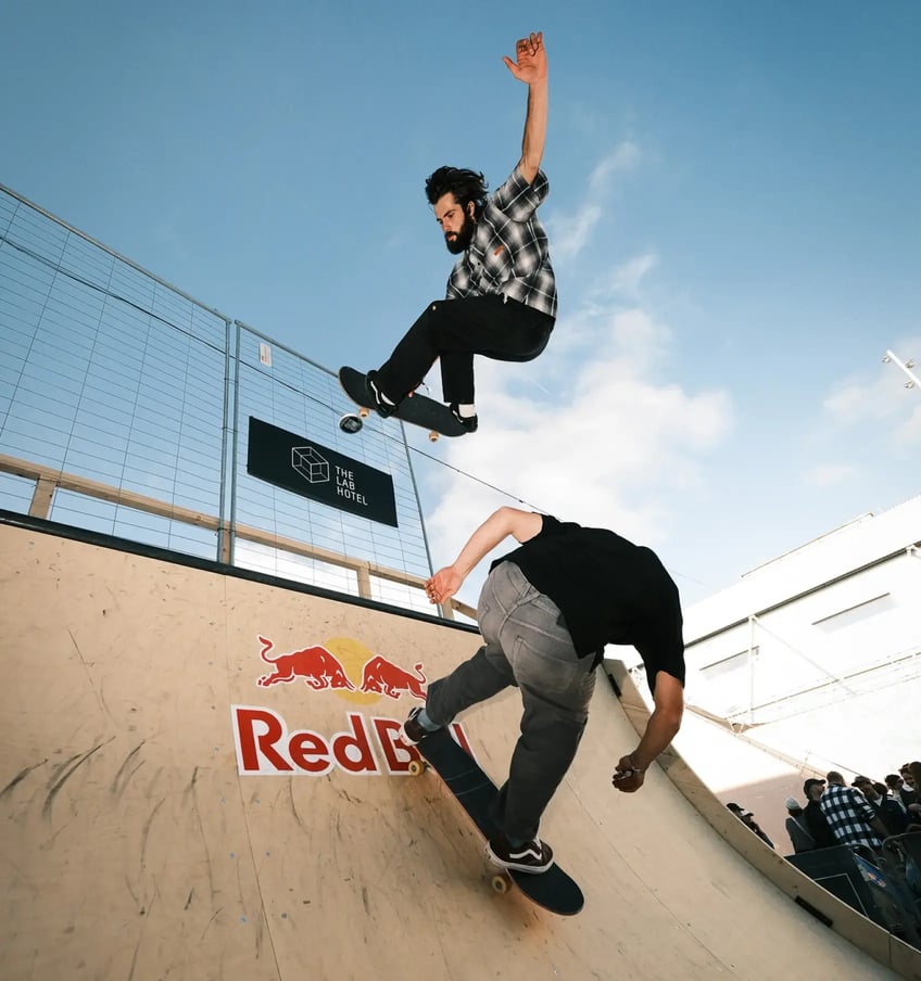 Zwei Skater am UXAN Freestyle Roots 2025