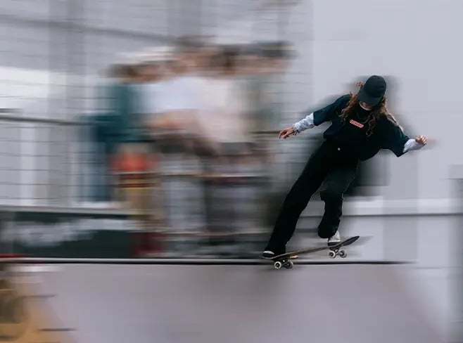 Ein Skater im Skaterpart der Freestyle Arena Thun