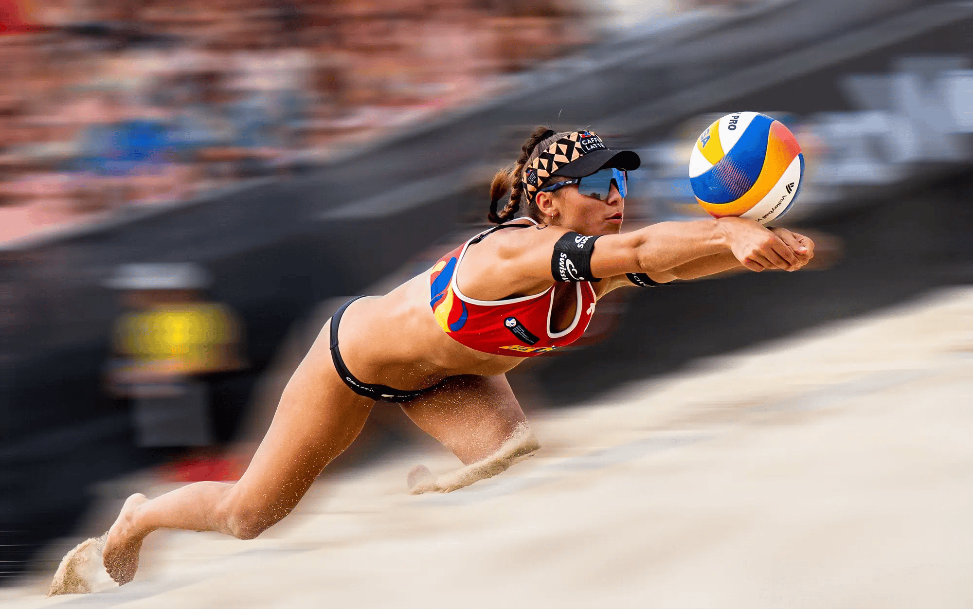 Leona Kernen während eines Beach Volley Spiels