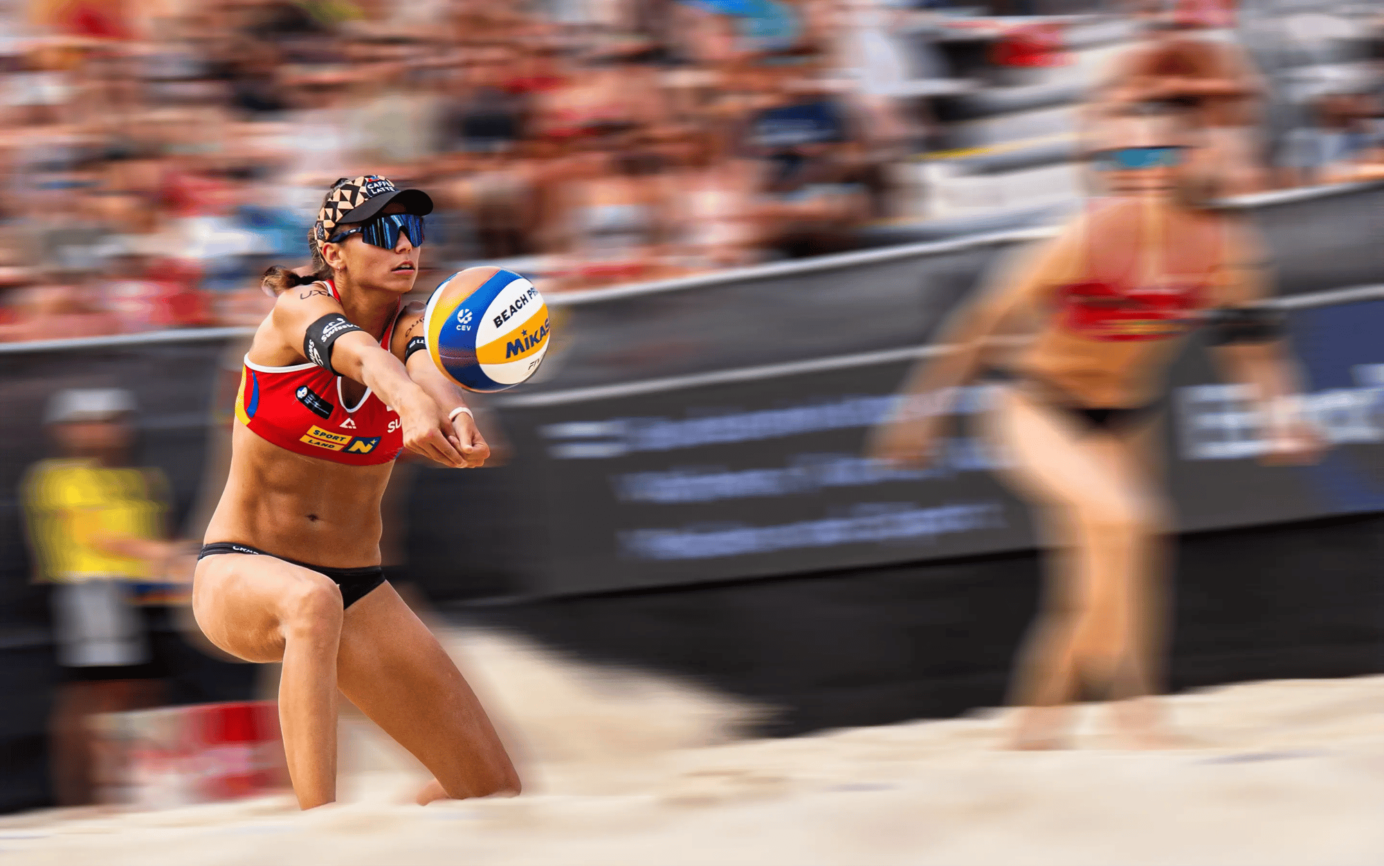 Leona Kernen während eines Beach Volley Spiels
