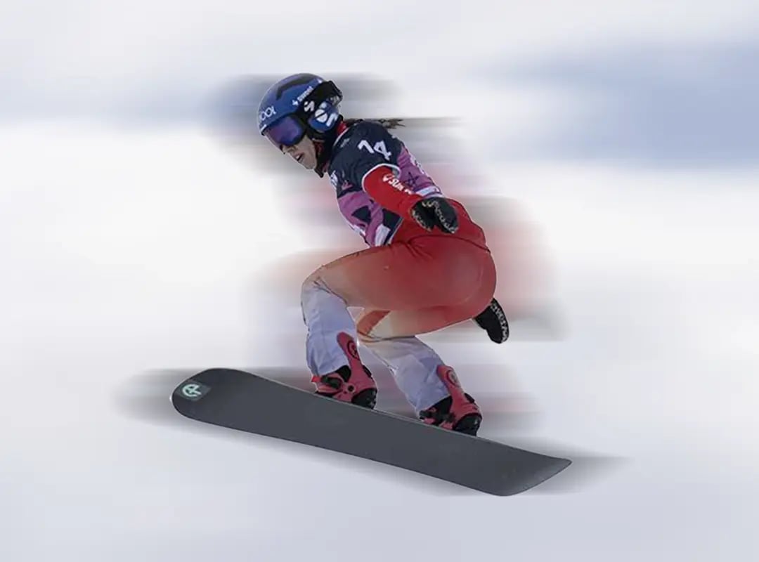 Aline Albrecht fliegt mit dem Snowboard durch die Luft