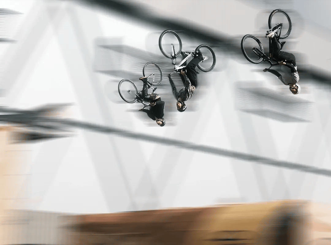 Biker während eines Jumps in der Freestyle Arena Thun
