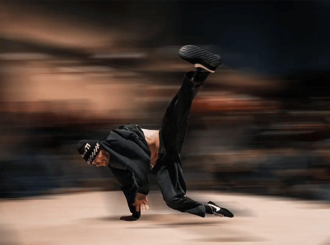Ein Breakdancer in der Freestyle Arena Thun