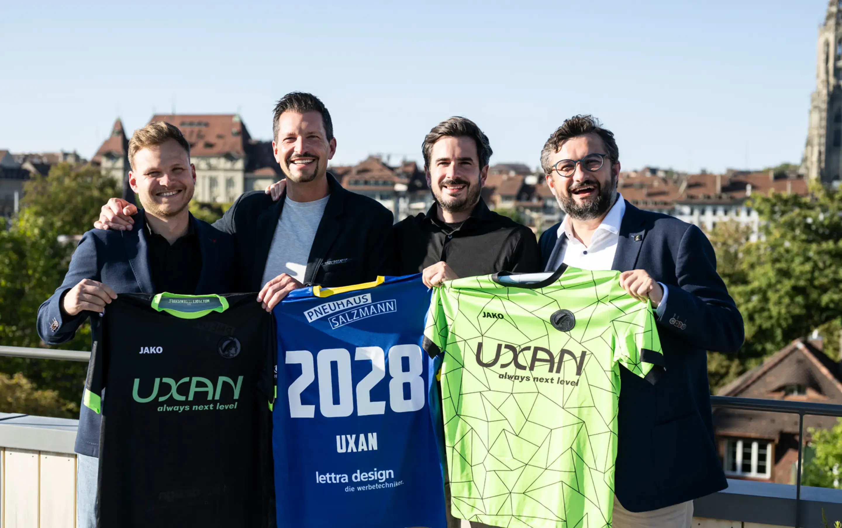 Teamfoto UXAN Sports und Futsal Minerva mit den neuen Trikots
